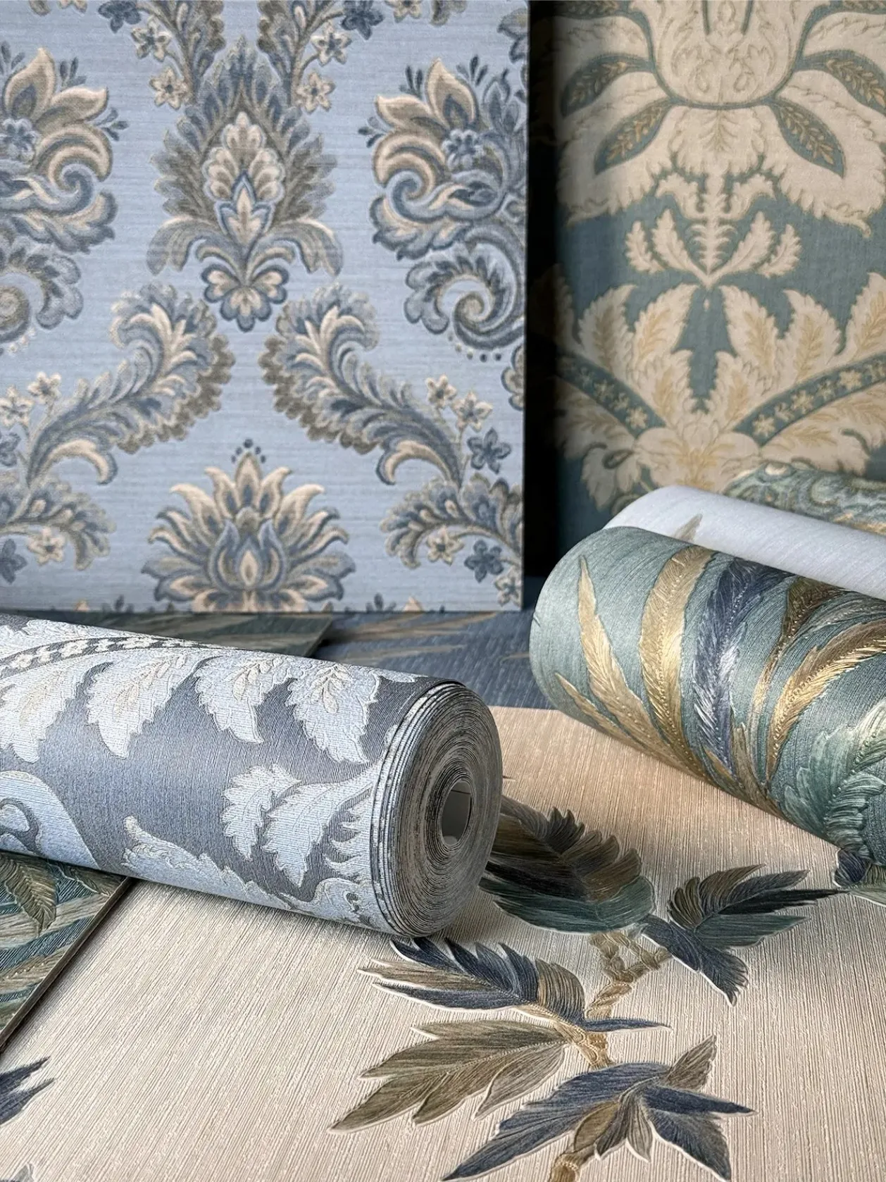Perfect look of Living Room with Ornamenta Wallpaper