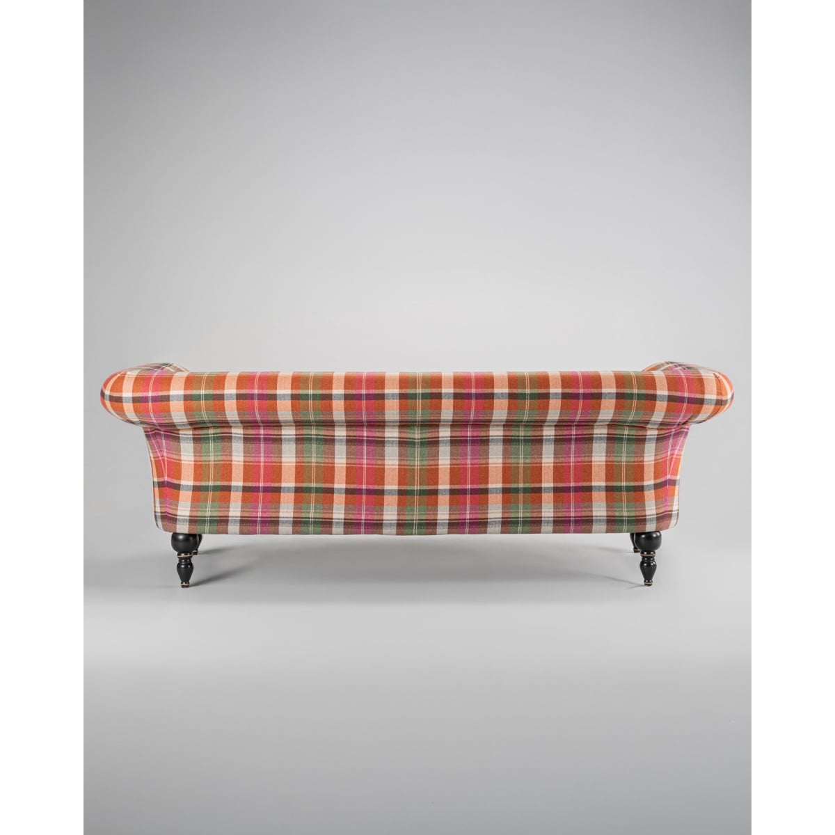 Mindthegap | Transylvanian Rhapsody | CHESTERFIELD SOFA | KERSCHDORF Plaid Carrot