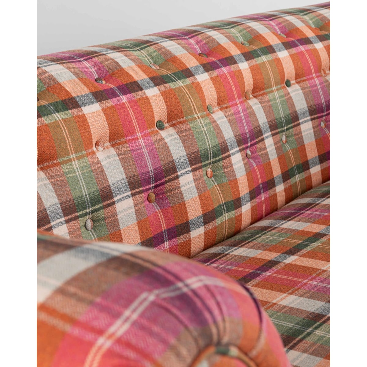 Mindthegap | Transylvanian Rhapsody | CHESTERFIELD SOFA | KERSCHDORF Plaid Carrot
