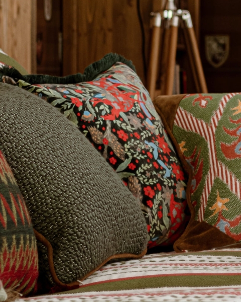 MINDTHEGAP | TYROL APRES-SKI HOME COLLECTION | Cushion | DER KÖNIG Black Velvet