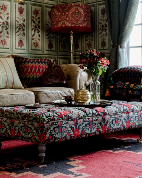 MINDTHEGAP | TYROL APRES-SKI HOME COLLECTION | Sofa | SARAY OTTOMAN - DER KÖNIG Black velvet