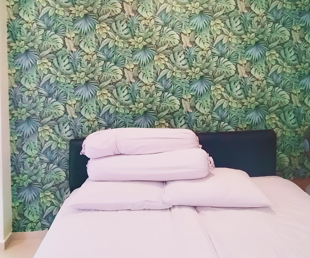 Bedroom wall look stunning with tropical pattern wallpaper