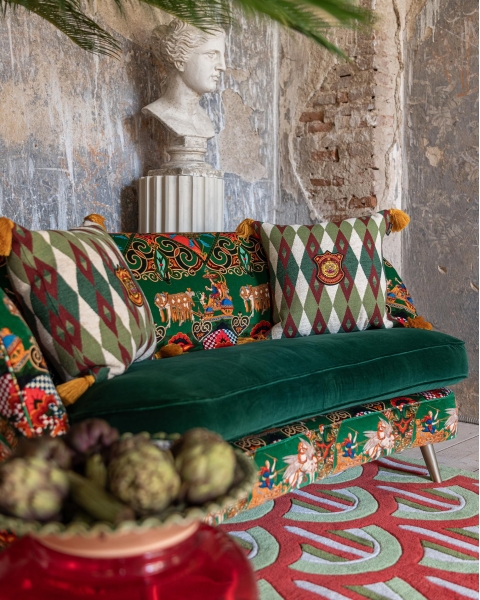 MINDTHEGAP | LA DOLCE VITA | VENICE SOFA | MITHOLOGY velvet and BRITISH RACING GREEN velvet